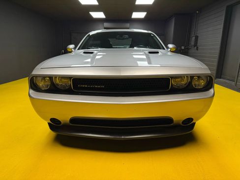 Used 2011 Dodge Challenger image 2