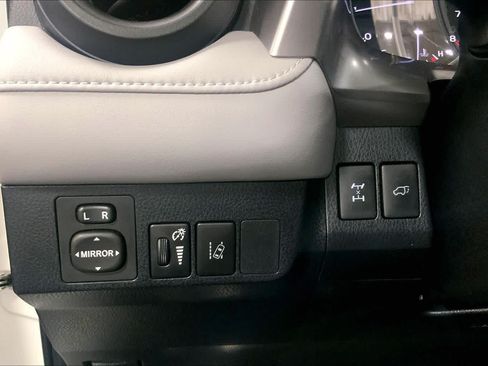 Used 2018 Toyota RAV4 XLE AWD/4WD image 35