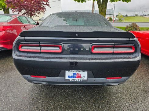 Used 2015 Dodge Challenger SXT image 5