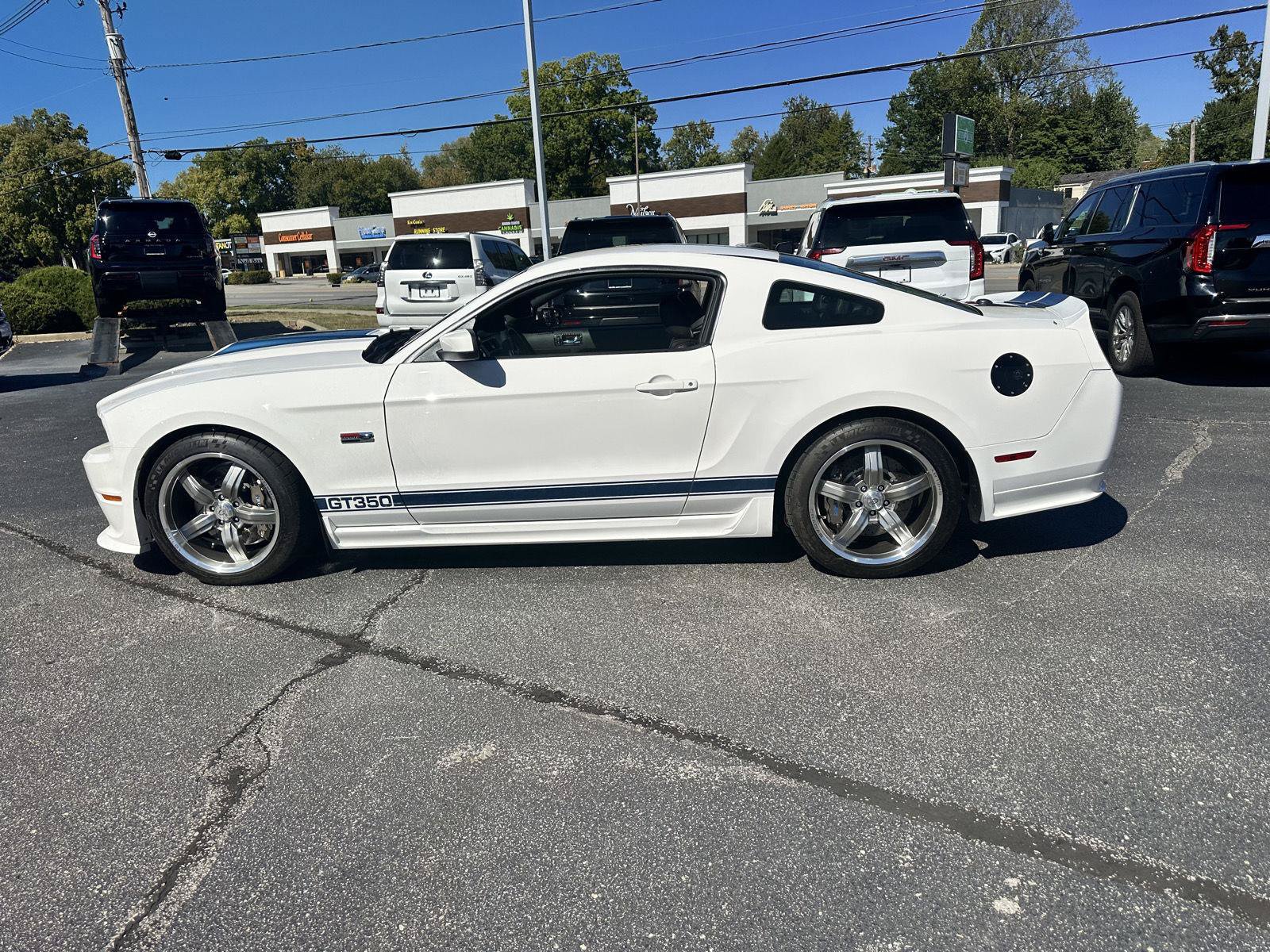 Used 2011 Ford Mustang GT Premium w/ Security Pkg RWD image 38