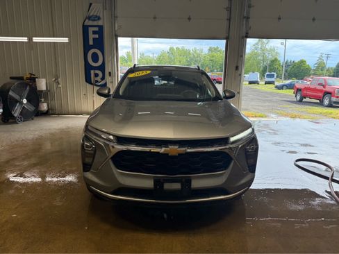 Used 2025 Chevrolet Trax LT FWD image 3