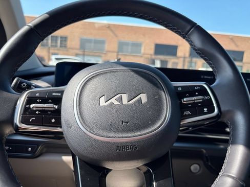 Used 2026 Kia Carnival FWD image 25