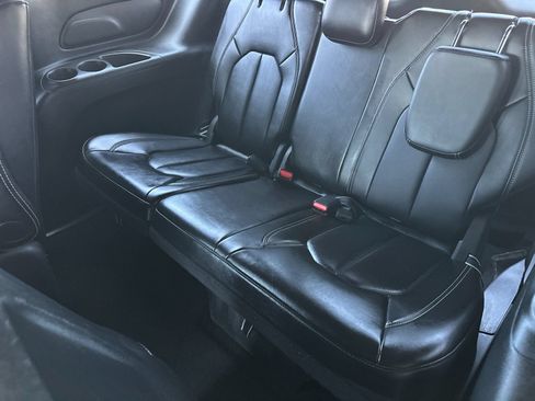 Used 2024 Chrysler Pacifica Limited FWD image 15
