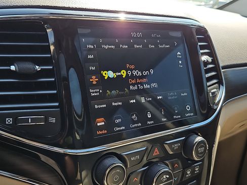 Used 2021 Jeep Grand Cherokee Limited w/ Premium Lighting Group AWD/4WD image 18