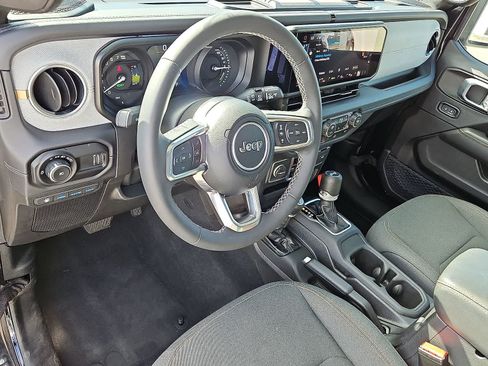 Used 2025 Jeep Wrangler Unlimited Sahara AWD/4WD image 16