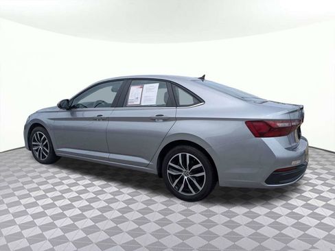 Used 2025 Volkswagen Jetta SE FWD image 5