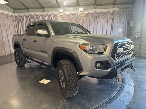 Used 2017 Toyota Tacoma TRD Off-Road w/ Tow Package image 3