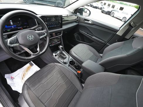 Used 2025 Volkswagen Taos SE AWD/4WD image 16