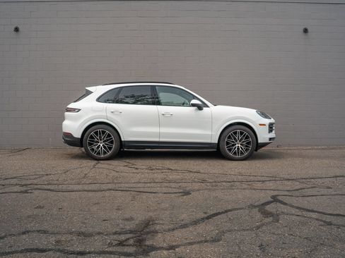 Used 2024 Porsche Cayenne AWD/4WD image 8