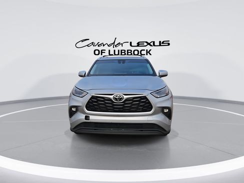 Used 2023 Toyota Highlander XLE image 3