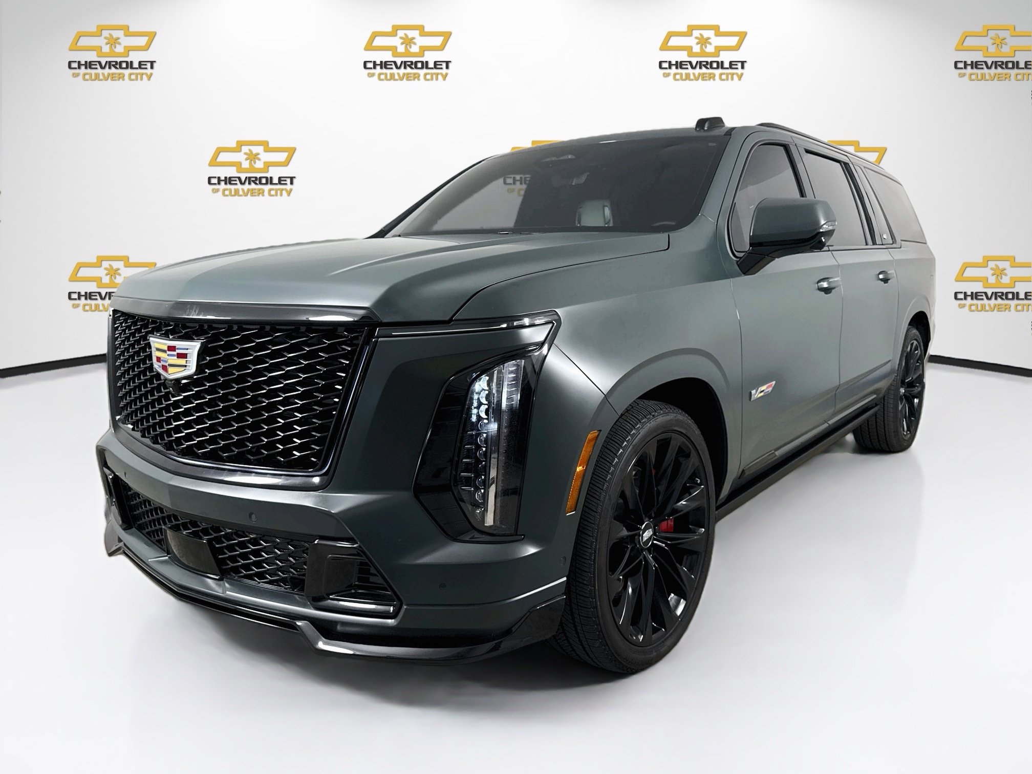 Used 2025 Cadillac Escalade ESV V w/ LPO, ONYX Package AWD/4WD image 3
