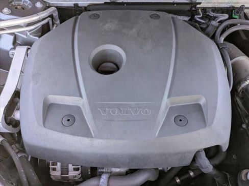 Used 2021 Volvo XC60 T5 Momentum w/ Premium Package FWD image 22