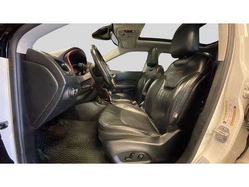 Used 2018 Jeep Compass Trailhawk w/ Leather Interior Group AWD/4WD image 12