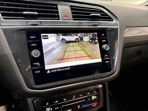 Used 2023 Volkswagen Tiguan SE w/ Panoramic Sunroof Package AWD/4WD image 17