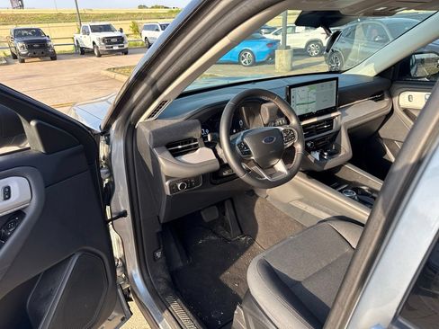 Used 2025 Ford Explorer Active RWD image 19