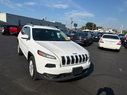 Used 2016 Jeep Cherokee Latitude w/ Cold Weather Group AWD/4WD image 4