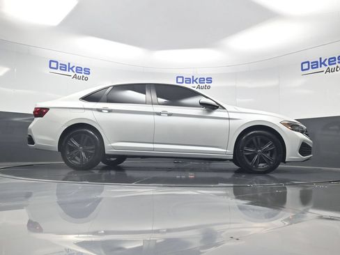 Used 2022 Volkswagen Jetta SE w/ Panoramic Sunroof Package FWD image 41