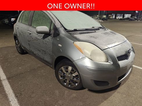 Used 2010 Toyota Yaris 4-Door Hatchback image 3