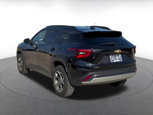 Used 2025 Chevrolet Trax LT w/ LT Convenience Package image 11