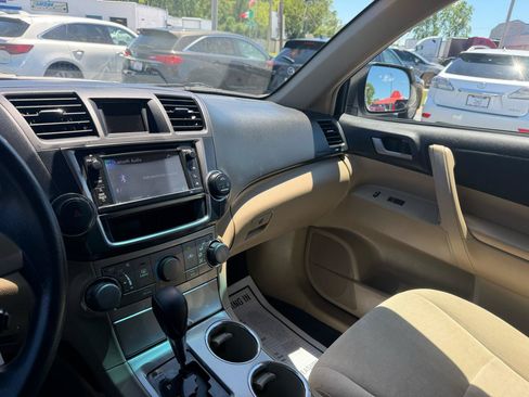 Used 2013 Toyota Highlander Plus FWD image 19