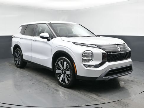 New 2026 Mitsubishi Outlander SE image 2