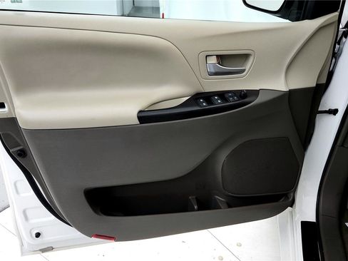 Used 2015 Toyota Sienna LE image 22