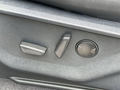 Used 2025 Ford F150 Lariat w/ Equipment Group 501A Mid image 25