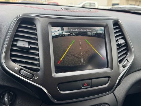 Used 2020 Jeep Cherokee Trailhawk w/ Cold Weather Group AWD/4WD image 24