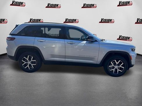 Used 2024 Jeep Grand Cherokee Limited RWD image 4