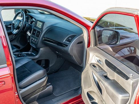 Used 2018 Dodge Grand Caravan SXT w/ Blacktop Package FWD image 10