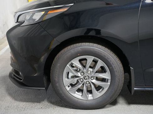 New 2026 Toyota Sienna XLE FWD image 5