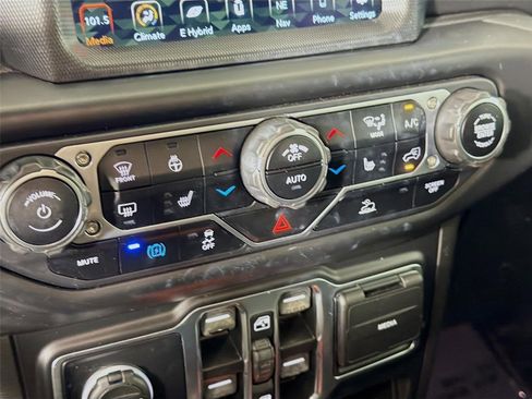 Used 2022 Jeep Wrangler Unlimited Sahara w/ Cold Weather Group AWD/4WD image 19