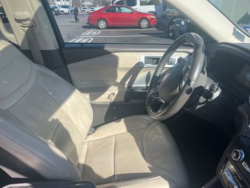 Used 2020 Ford Explorer Platinum w/ Premium Technology Package image 4