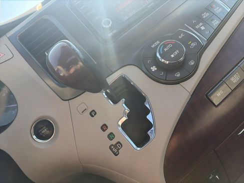 Used 2014 Toyota Sienna XLE AWD/4WD image 28