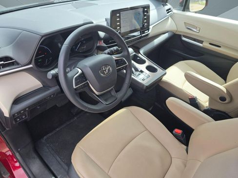 Used 2022 Toyota Sienna XLE w/ XLE Plus Package FWD image 23