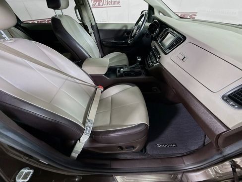 Used 2017 Kia Sedona SX Limited image 32