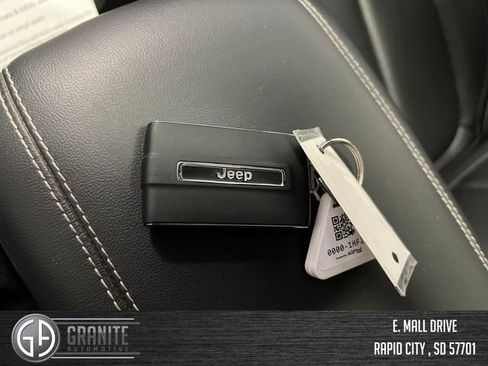 Used 2025 Jeep Grand Cherokee Limited w/ Black Appearance Package AWD/4WD image 24