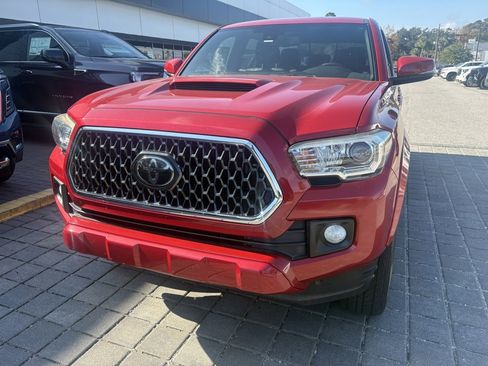 Used 2018 Toyota Tacoma TRD Sport image 3