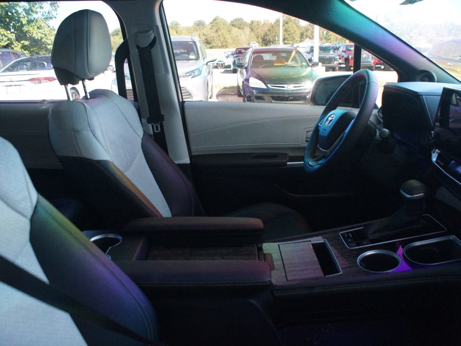 Used 2025 Toyota Sienna Platinum FWD image 2