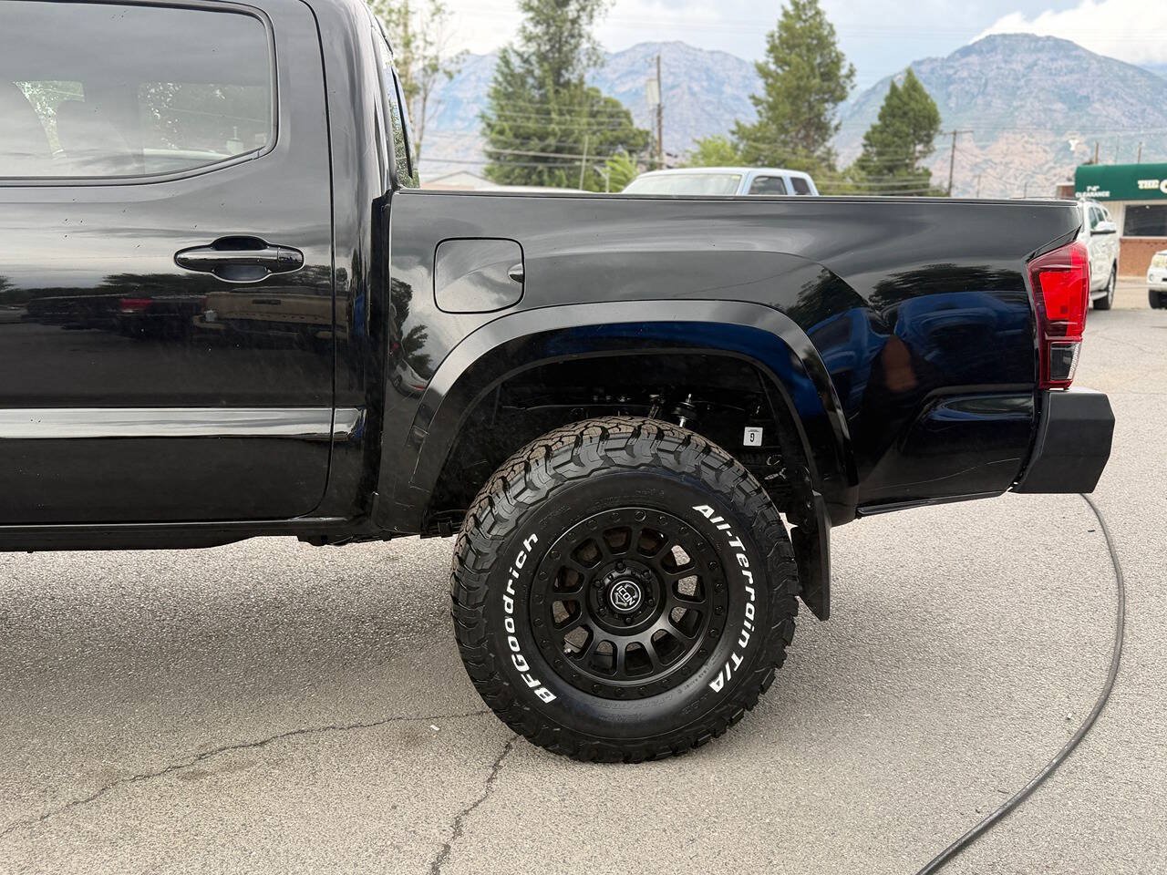 Used 2017 Toyota Tacoma TRD Sport w/ Premium & Technology Package AWD/4WD image 21