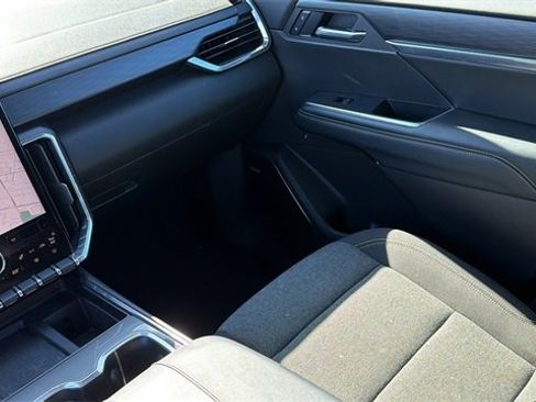 Used 2025 GMC Acadia Elevation image 17