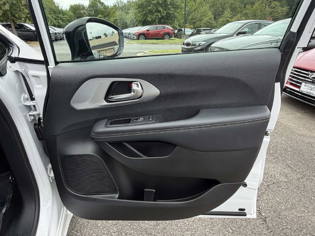 Used 2025 Chrysler Pacifica Limited FWD image 8
