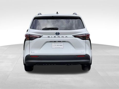 Used 2025 Toyota Sienna XLE FWD image 4