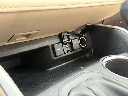 Used 2020 Toyota Highlander XLE image 22