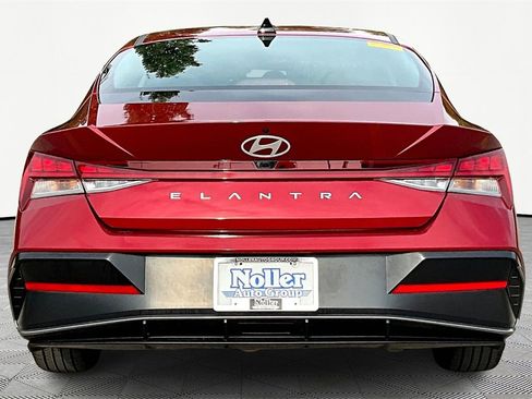 Certified 2025 Hyundai Elantra SEL image 4