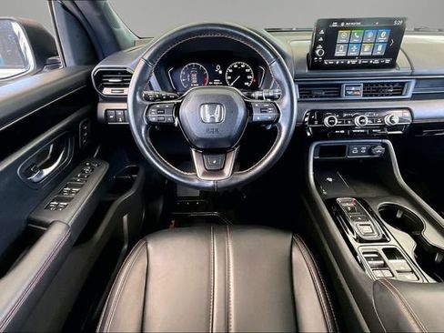 Used 2025 Honda Pilot TrailSport image 8