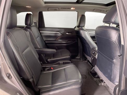 Used 2019 Toyota Highlander Limited Platinum AWD/4WD image 28