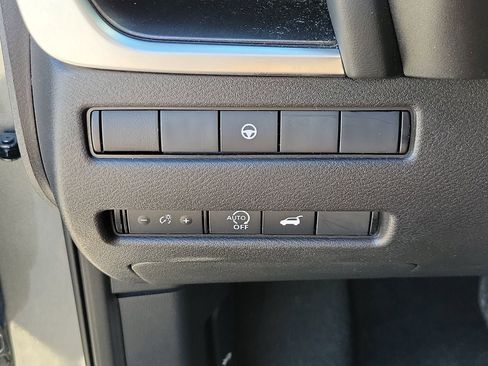 Used 2025 Nissan Rogue SV FWD image 30