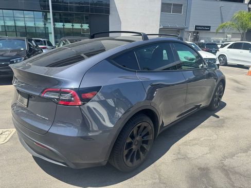 Used 2022 Tesla Model Y Long Range AWD/4WD image 3