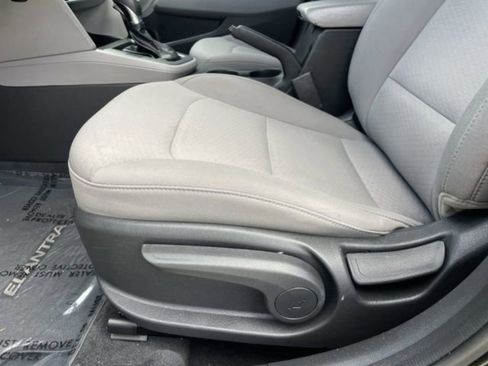Used 2020 Hyundai Elantra SE FWD image 16